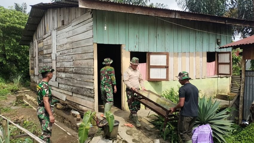Sebelum Direhab, Personil TMMD Angkut Barang Barang Warga Rumah Tidak Layak Huni