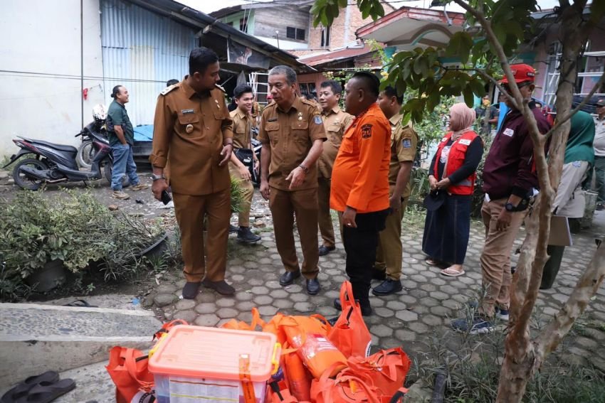 Plt. Wali Kota Binjai Serahkan Bantuan Kepada Korban Banjir Di 2 Kelurahan