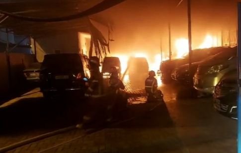 Bengkel Penyimpanan Mobil di Sunggal Terbakar, 5 Mobil Hangus
