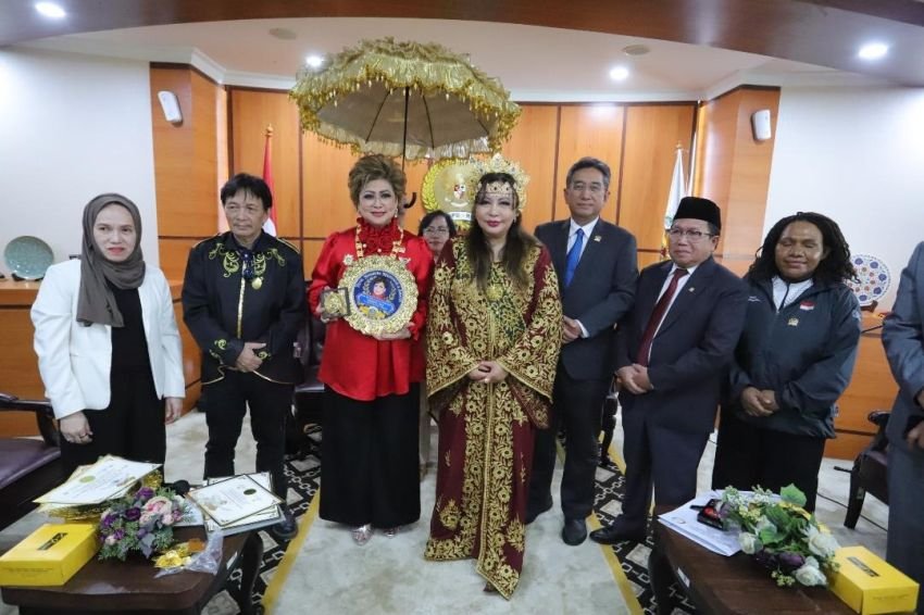 Anggota DPD RI Maya Rumantir Dapat Penghargaan dari We Care for Humanity (WCH)