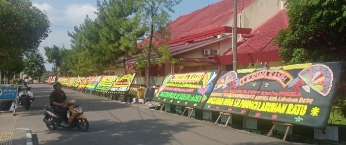 Polda Sumut Dibanjiri Papan Bunga, Begini Kata Warga