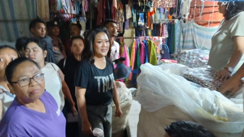 Disambut Baik, Satika - Sarlandy Blusukan Ke Pasar Tradisional Onan Hasang