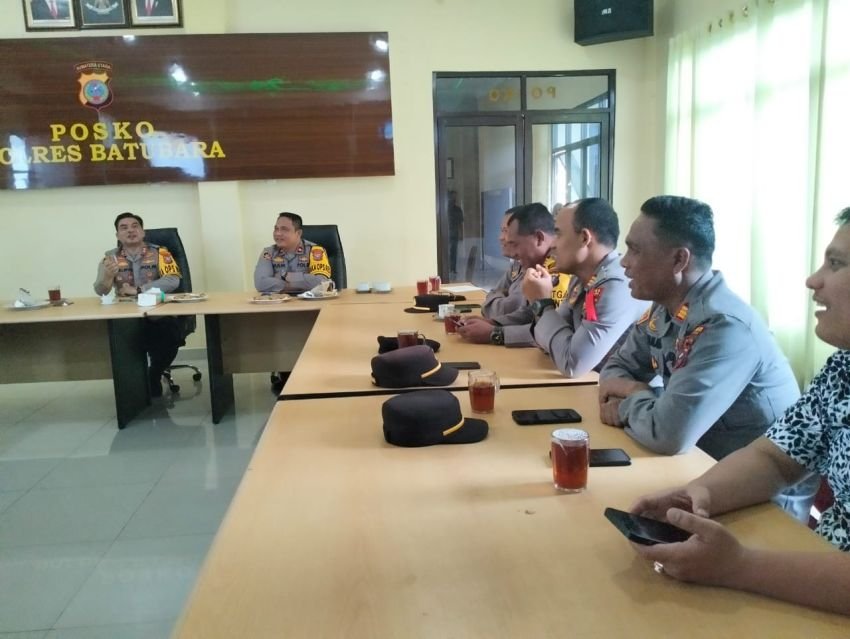 Kapolres Pimpin Rapat Evaluasi Operasi Mantap Praja 2024 di Posko Polres Batu Bara