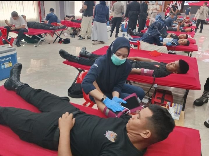 Semarak HUT Humas Polri ke 73, Polda Sumut Gelar Donor Darah Bersama Wartawan dan TNI