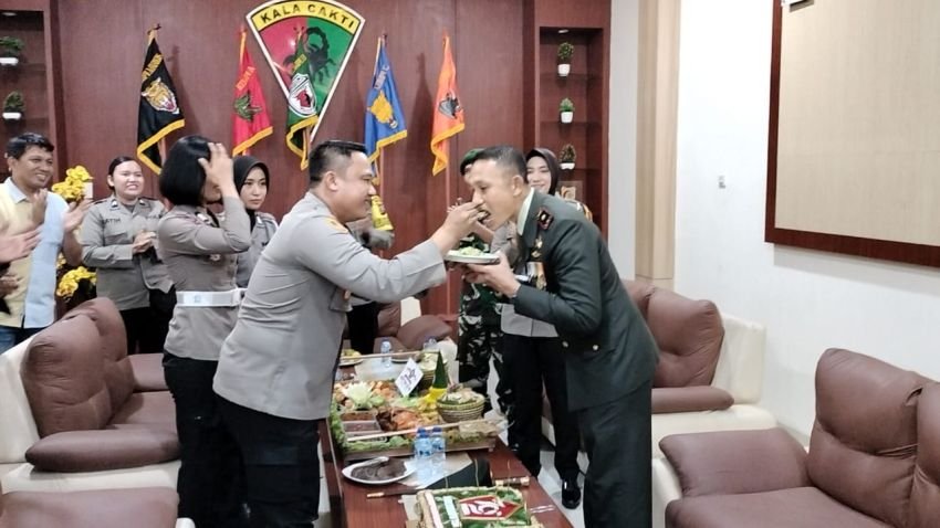 Solidaritas TNI-Polri Polres Batu Bara Beri Kado Nasi Tumpeng di HUT TNI Ke-79