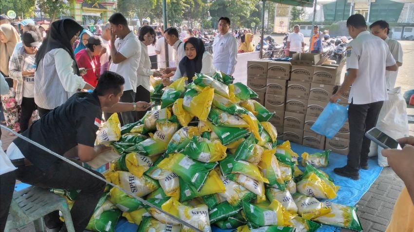 Warga Serbu Beras PPH Pemko Tebing Tinggi