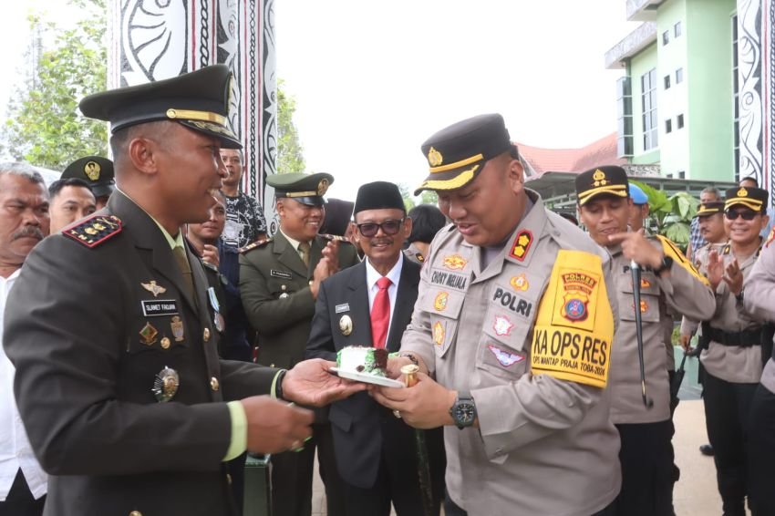 Sinergitas TNI-Polri Semakin Kuat, Kapolres Simalungun Berikan Kejutan di HUT TNI ke-79 kepada Dandim 0207