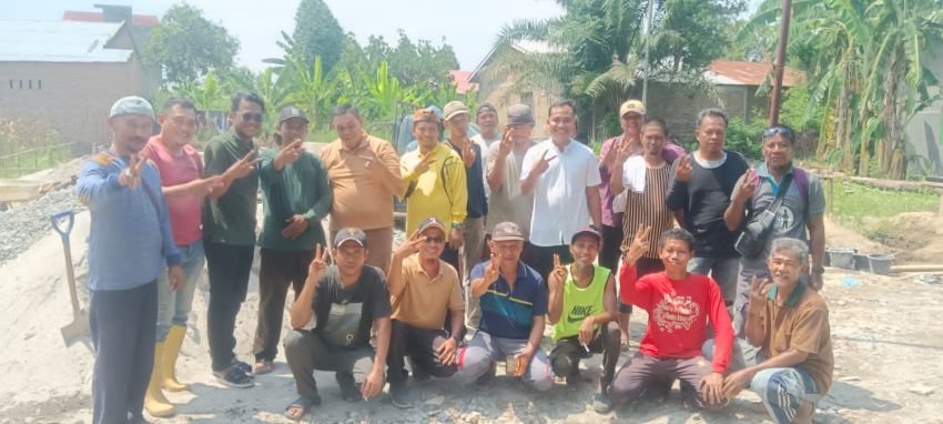 Serahkan Bantuan Mushola dan Seni Jaranan, M.Dahnil Ginting Ajak Warga Pilih Asriludin-Lom Lom