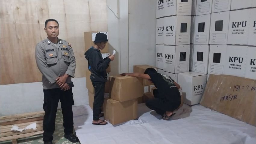Polres Samosir Siaga di Gudang Logistik KPU