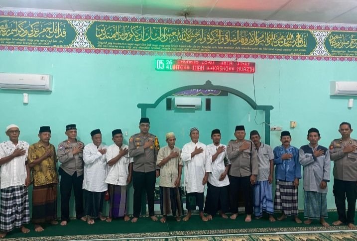 Kapolres Labusel Subuh Berjamaah di Masjid Nurul Iman Kota Pinang