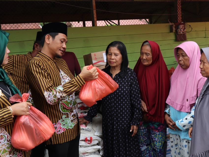 Ketua Pujakesuma Bayu Sumantri Agung Bantu Korban Kebakaran