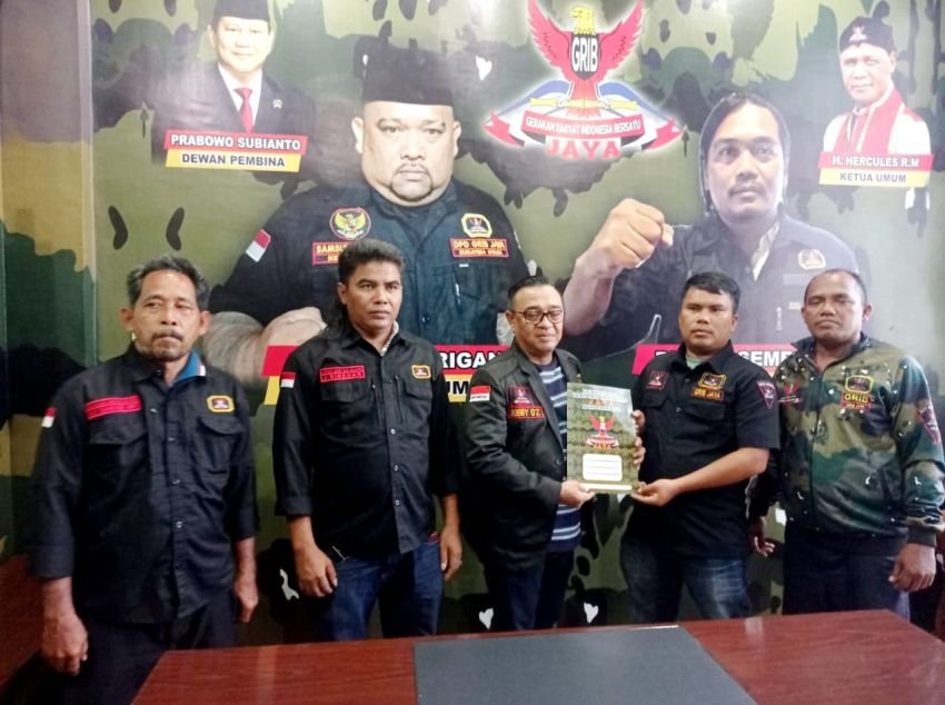 Wakil Ketua GRIB Jaya Sumut Serahkan SK Penunjukkan Koko Hasibuan Sebagai Plt Ketua GRIB Jaya Palutau