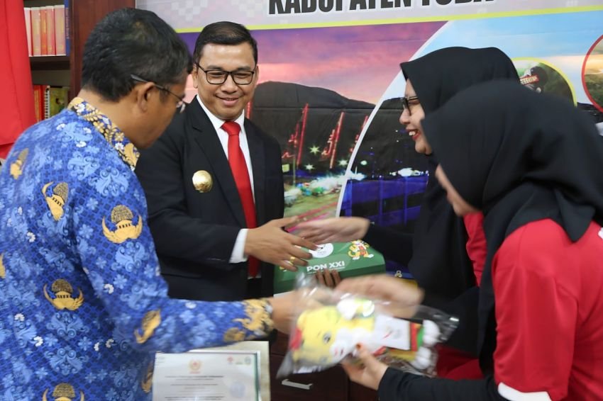 Sukses Selenggarakan Ski Air, Pjs Bupati Toba Agustinus Panjaitan Terima Cinderamata dari Panitia PON XXI