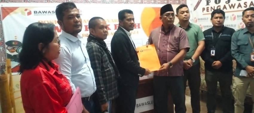 Seakan Tim Sukses, Oknum Pengawas Pilkada Pangaribuan Terlibat Pasang Baliho Nomor 2, Dilaporkan ke Bawaslu