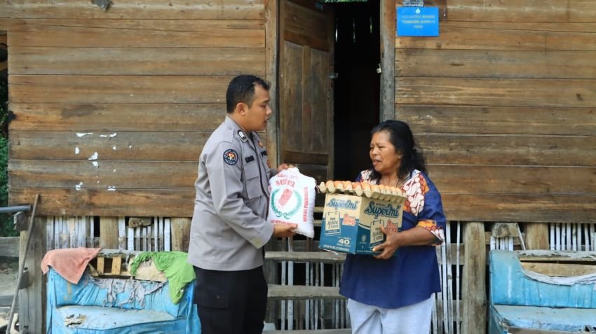 HUT Humas Polri ke-73, Kasi Humas Polres Samosir Berbagi Kasih dengan Warga Kurang Mampu