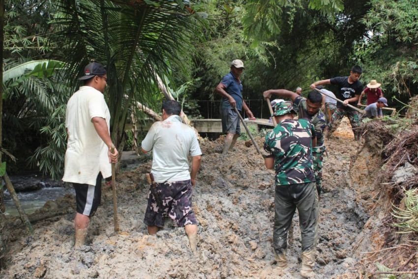 Cepat & Tanggap, Satgas TMMD Bantu Warga Bersihkan & Perbaiki Saluran Irigasi Tertimbun Longsor