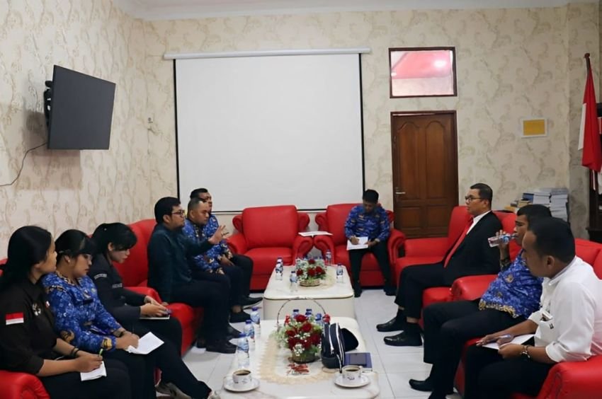 Terima Audiensi Bawaslu, Pjs Bupati Toba Minta Setiap Pelanggaran Pilkada Harus Cepat Direspon dan Ditangani