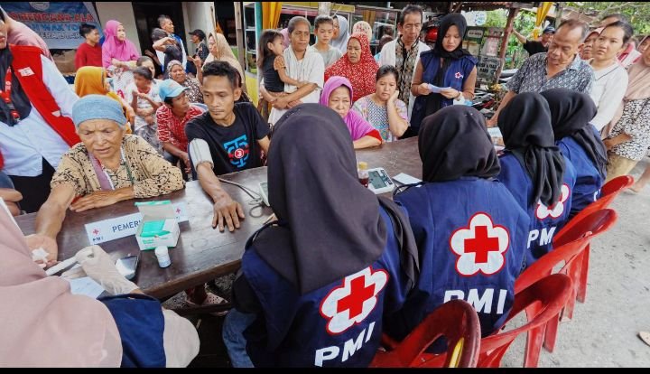 PMI Sumut Beri Pelayanan Kesehatan Gratis bagi Masyarakat Terdampak Banjir di Medan Labuhan