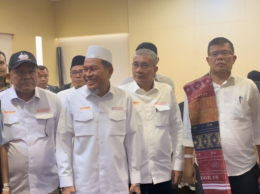 Antarkan HIRO Menggunakan Ulos, Prof Togu Curi Perhatian Di Debat Pilkada Medan
