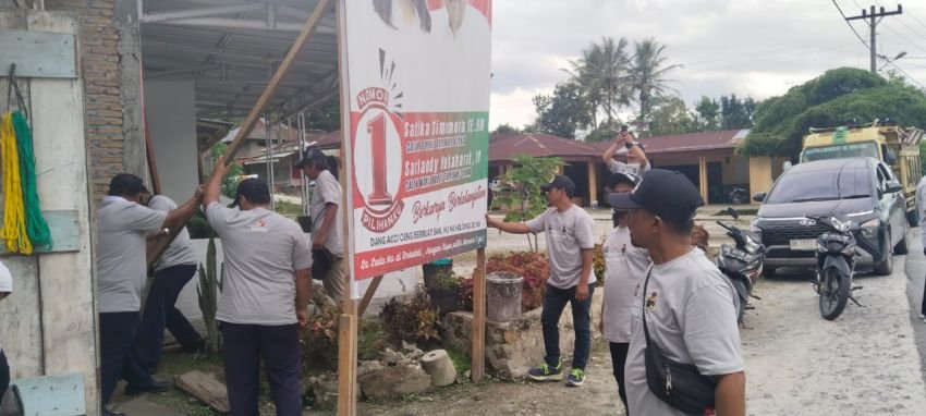 Bawaslu Taput Bersihkan APK Paslon Yang Masih Terpajang