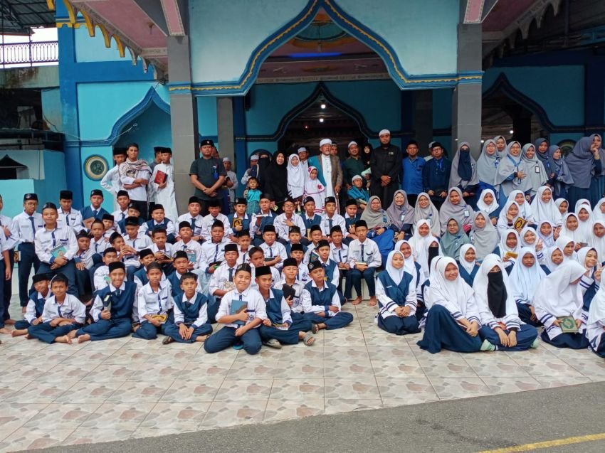Naja &ldquo;Alhafidz&rdquo; Motivasi Ribuan Santri Jabal Noor