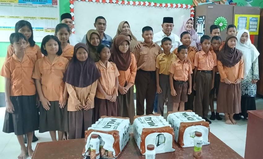 Anggota DPRD Deli Serdang M.Dahnil Ginting Beri Bantuan Foto Profil Presiden RI dan Minuman Susu di SD
