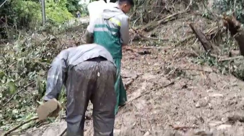 Walau Dihadapkan Medan Berat dan Longsor, Kotak Suara Pemilu Tiba dengan Aman di Sibolangit