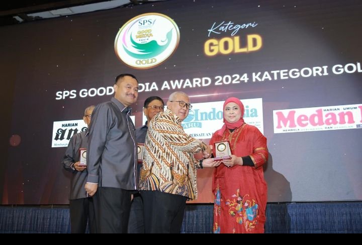 Harian Medan Pos Dapat Anugerah Emas Karena Konsistensi Terbit Hingga 58 Tahun