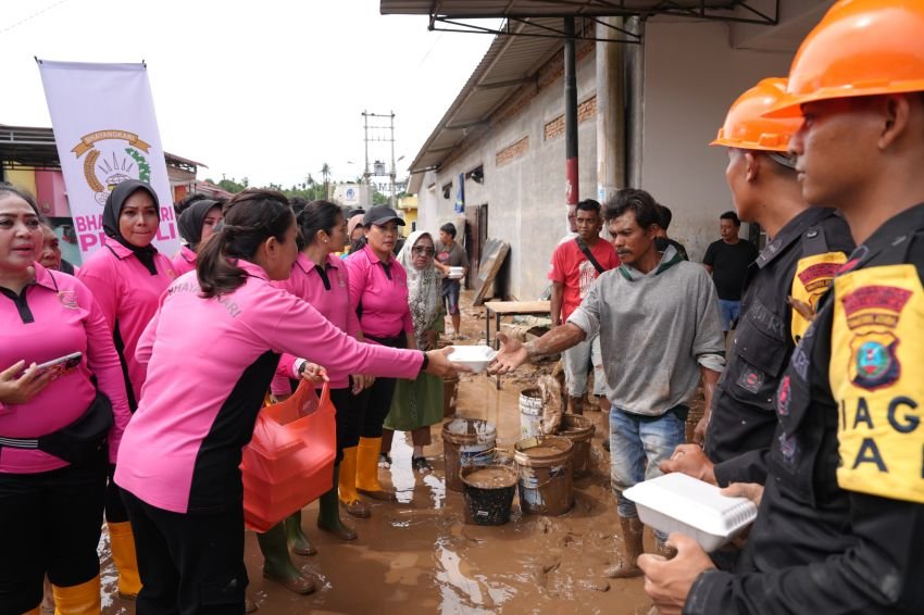 Bhayangkari Sumut Salurkan  Bantuan Kepada Masyarakat Terdampak Banjir