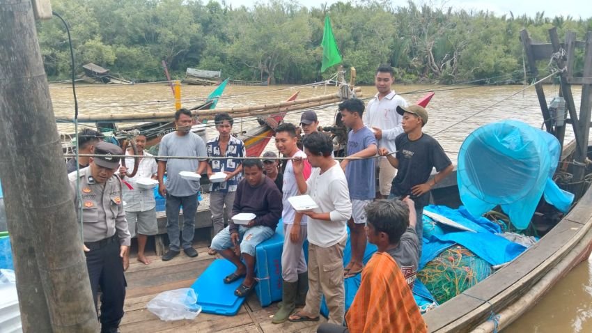 Jumat Berkah, Polsek Medang Deras Makan Bersama Dengan Puluhan Nelayan