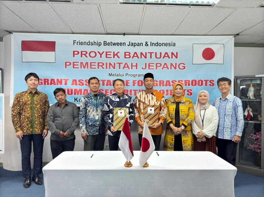 Konjen Jepang Berikan Hibah Satu Ambulans ke Yayasan Ponpes Darul IImi