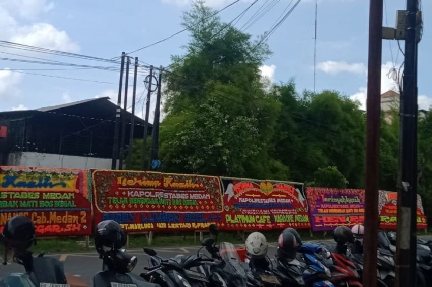 Puluhan Papan Bunga Terpampang Depan Polrestabes Medan : Terimakasih Pak Kapolrestabes, Ketua Begal Ditembak Mati