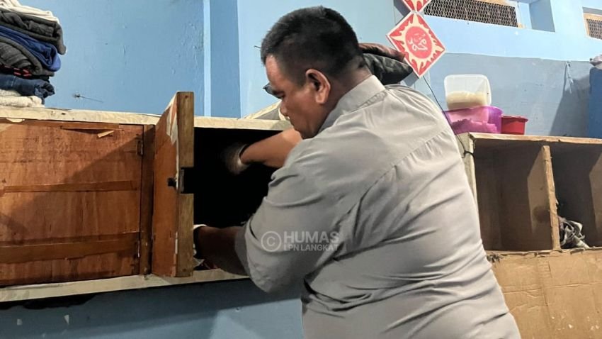 Wujudkan Zero Halinar, Kalapas Narkotika Langkat Pimpin Razia Kamar Hunian