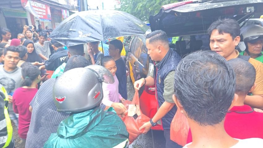 Tak Hanya Memburu Begal, Tim URC Polrestabes Medan juga Bantu Warga Korban Banjir