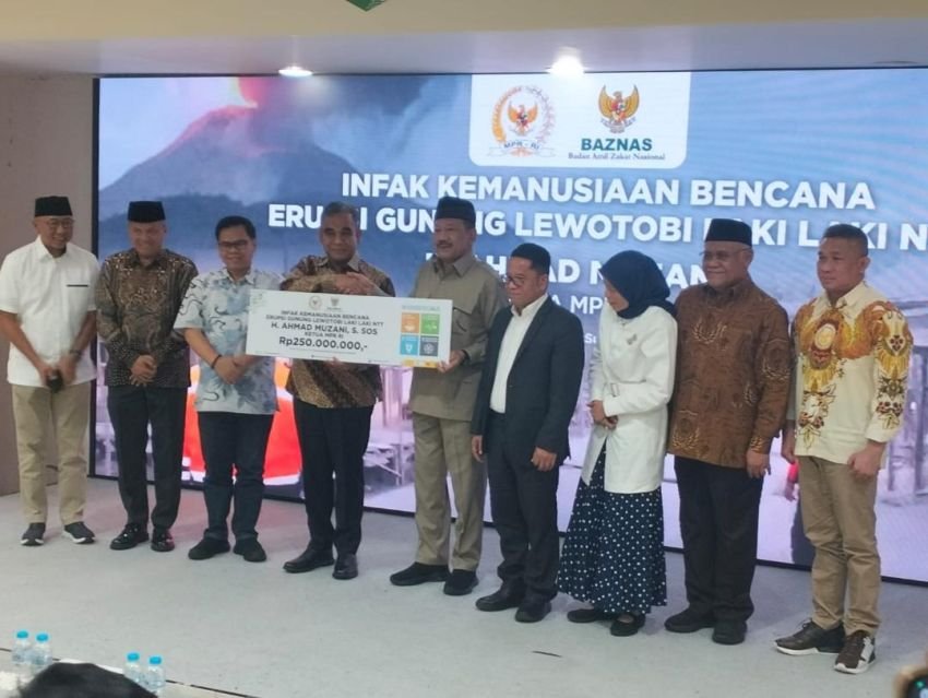 Ketua MPR RI Serahkan Bantuan Bencana Erupsi Gunung Lewoto Laki-laki NTT