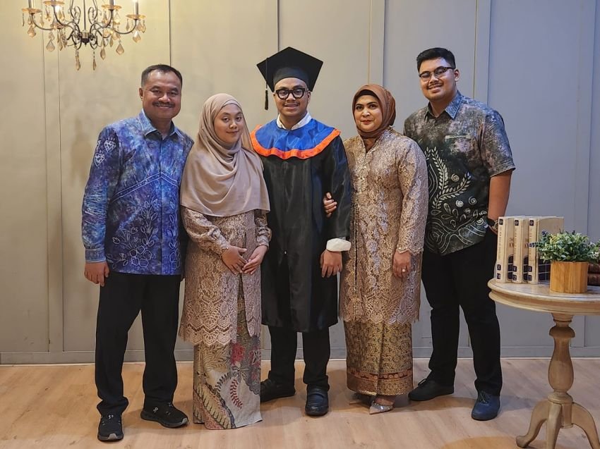 Alhamdulillah, Putra Ketua PWI Sumut Diwisuda dari FISIP Undip Semarang
