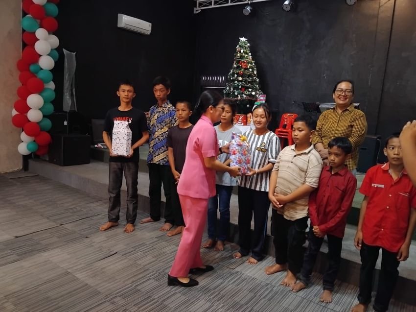 Sambut Nataru, Bhayangkari Polres Tanjung Balai melaksanakan bakti sosial Berbagi Kasih