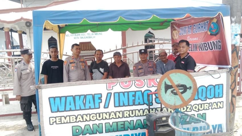 Polsek Teluk Nibung Jumat Curhat Bersama Warga di Halaman Depan Mesjid