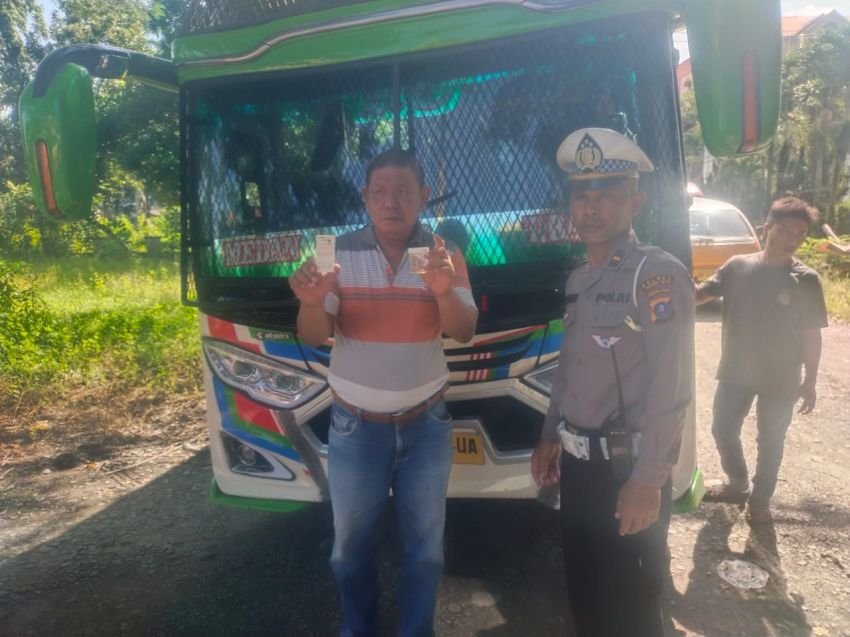 Pastikan Kesehatan Pengemudi Jelang Nataru, Polres Tanjung Balai  Tes Urien Supir