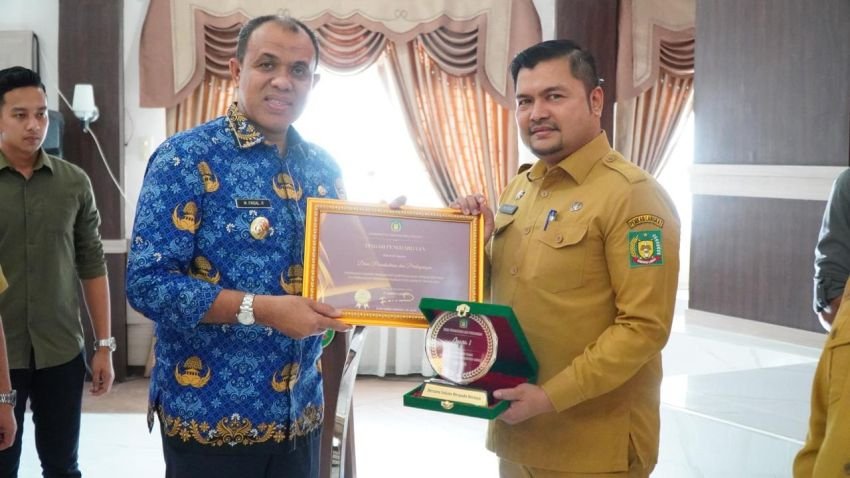 Pj Bupati Langkat Beri Penghargaan SAKIP dan Pelayanan Publik Terbaik: Dorong Peningkatan Kinerja dan Inovasi