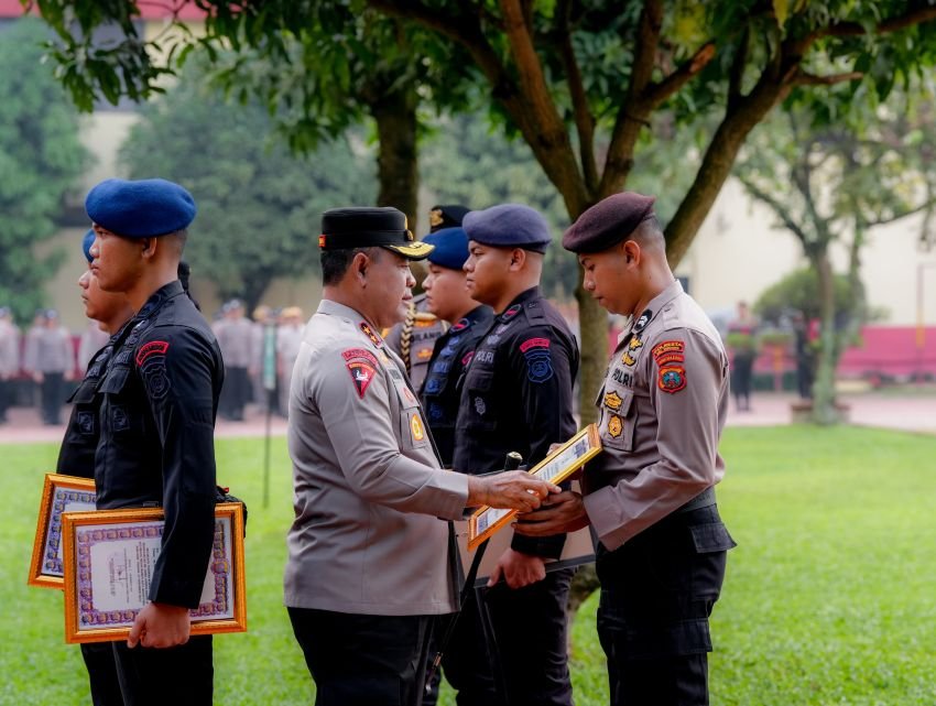 Kapolda Sumut Berikan Penghargaan Kepada Personel Polri Bertindak Melampaui Panggilan Tugas