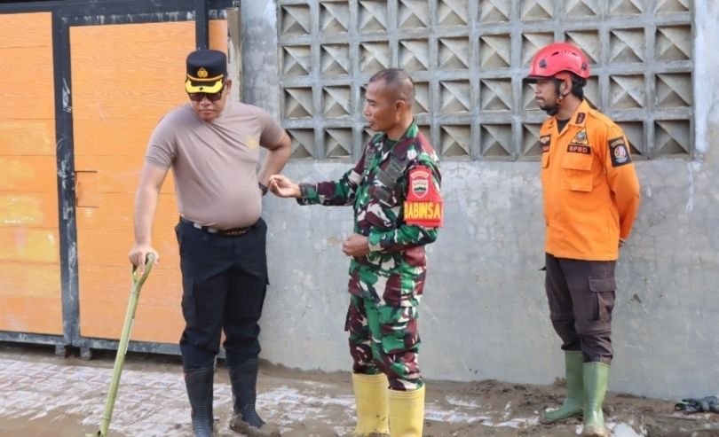 Kapolrestabes Medan Pimpin Gotong Royong Bersihkan Sisa Material Banjir di Desa Patumbak