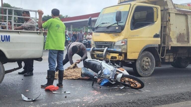 Pengedara Sepeda Motor tewas Dihajar Truk Diesel Di Jalinsum Sumber Padi Kecamatan Limapuluh Batu Bara