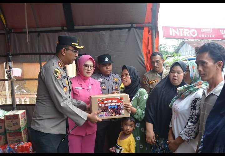 Kapolres Labusel Bantu Korban Kebakaran di Kota Pinang