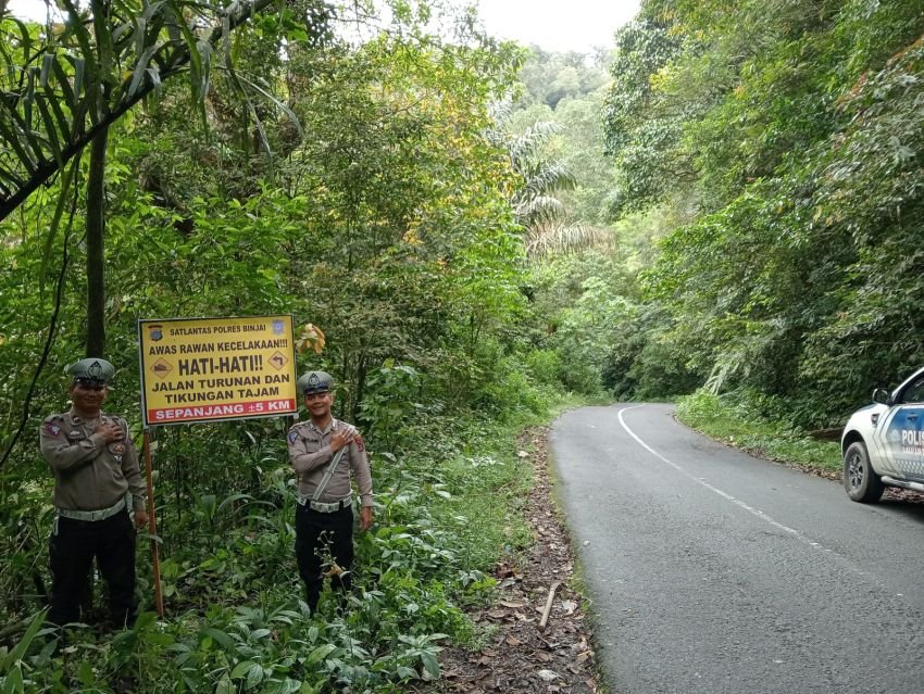 Satlantas Polres Binjai  Pasang Spanduk Himbauan Waspada Lokasi Rawan Lakalantas