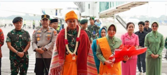 Kapoldasu Sambut  Pangdam I/BB di Bandara KNIA,  TNI-Polri Perkuat Sinergi di Sumut