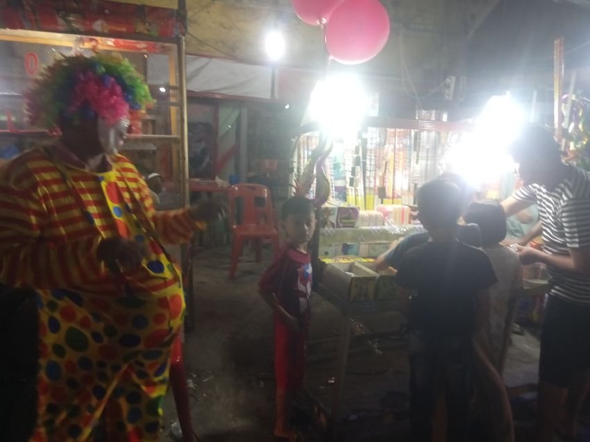 Badut Heri Hibur Warga Perumnas Mandala
