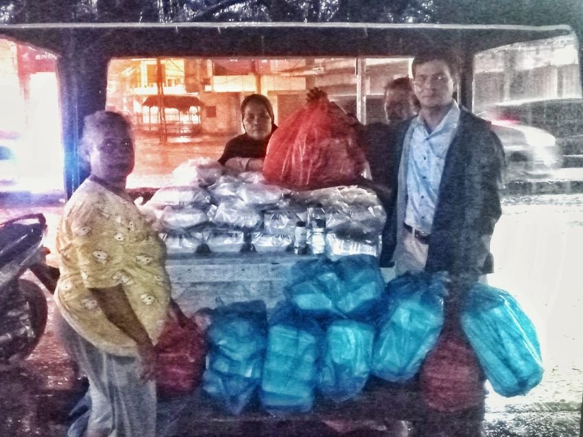 Tokoh Masyarakat M Arif Tanjung Bagi Ratusan Paket Nasi & Takjil ke Korban Banjir Medan