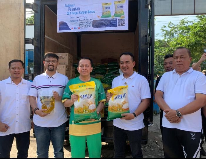 Jelang Nataru, Pj. Gubsu Bersama Pinwil Bulog yang Baru Budi Cahyanto Sidak Pasar dan Cek Harga