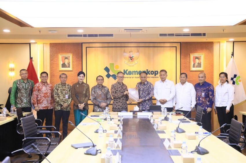 Kemenkop RI Serahkan Daftar Koperasi yang Menjalankan Kegiatan di Sektor Jasa Keuangan kepada OJK